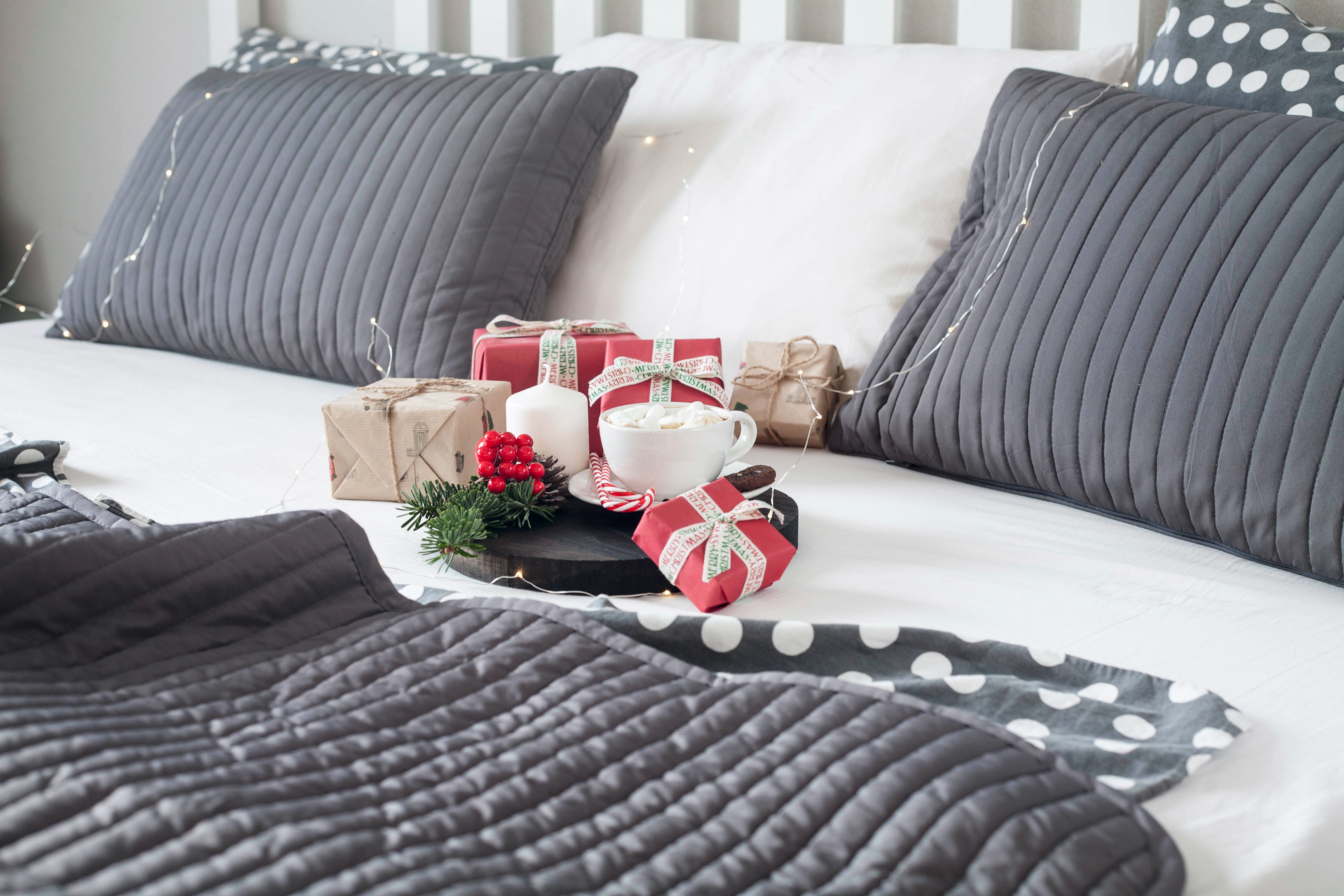 Design Tips For Decorating Your Bedroom For Christmas